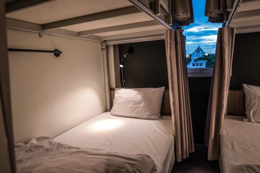Giường trong phòng chung tại Jam Hostel Bangkok