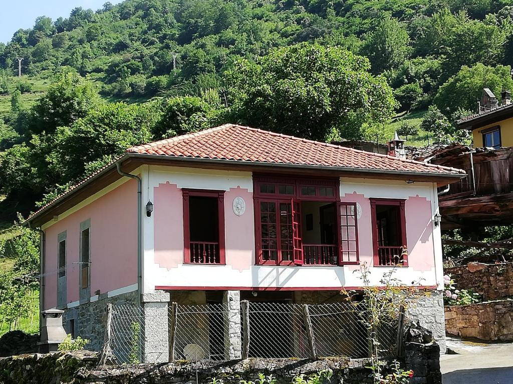 Belmonte de MirandaにあるCasa Rural La Lleronaの道路脇の小さなピンクの家