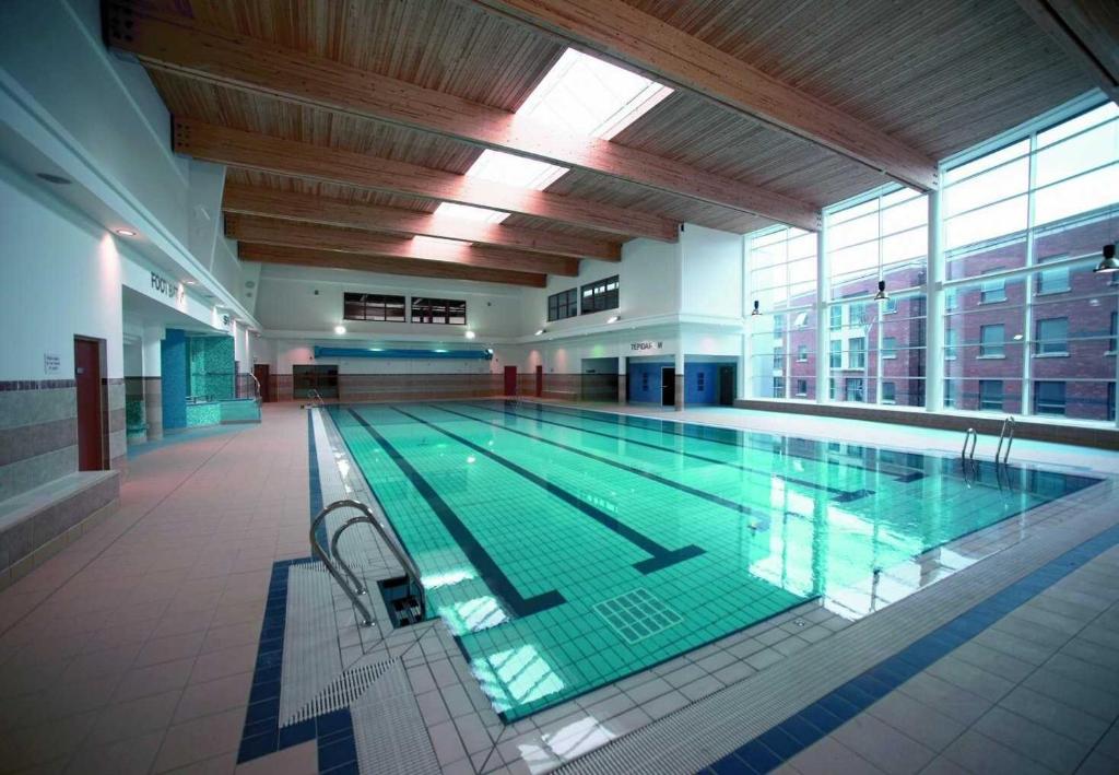 Bazén v ubytování DCU Apartments nebo v jeho okolí