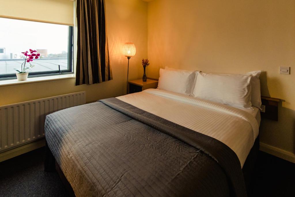 Postel nebo postele na pokoji v ubytování DCU Apartments