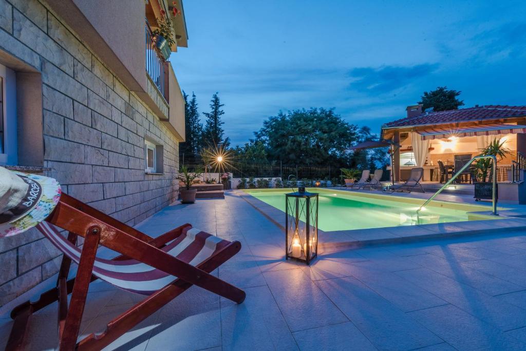Bazén v ubytování Apartments Jelavić nebo v jeho okolí