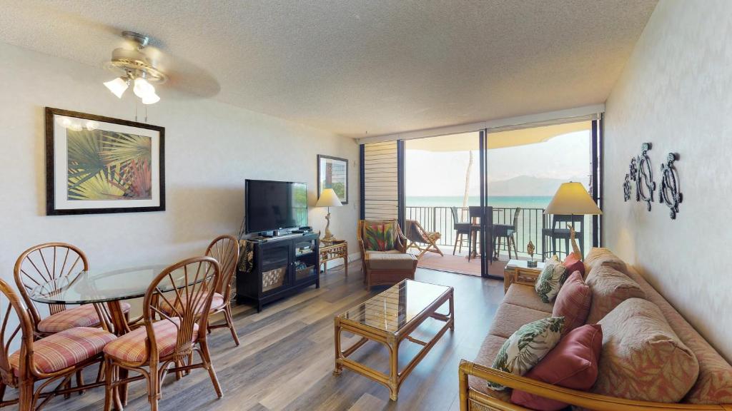 TV a/nebo společenská místnost v ubytování Kahana Reef Oceanfront Condos