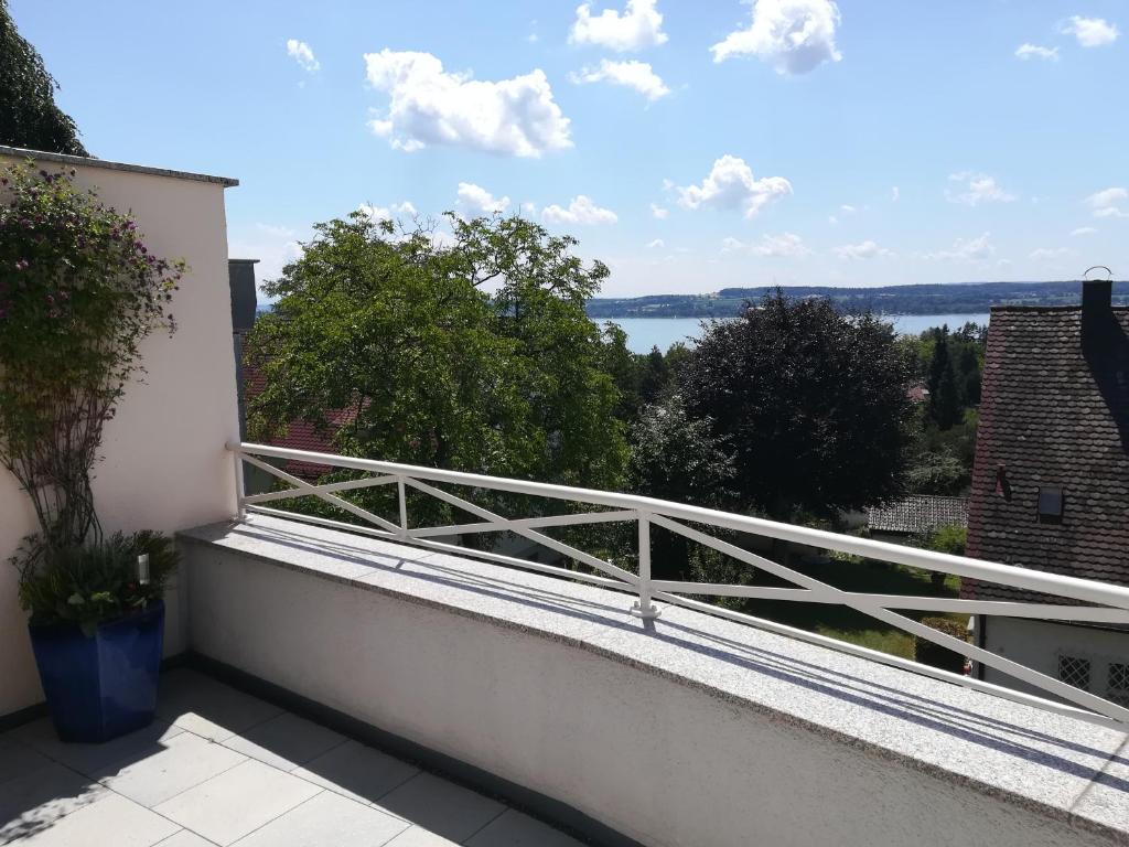 een balkon met uitzicht op het water bij Ferienwohnung Seeblick in Überlingen