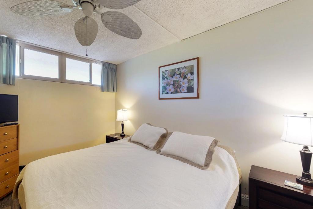 Postel nebo postele na pokoji v ubytování Kahana Reef Oceanfront Condos