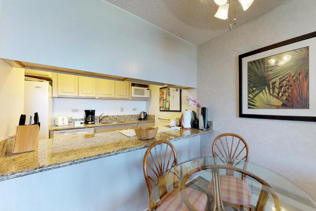 Kuchyň nebo kuchyňský kout v ubytování Kahana Reef Oceanfront Condos