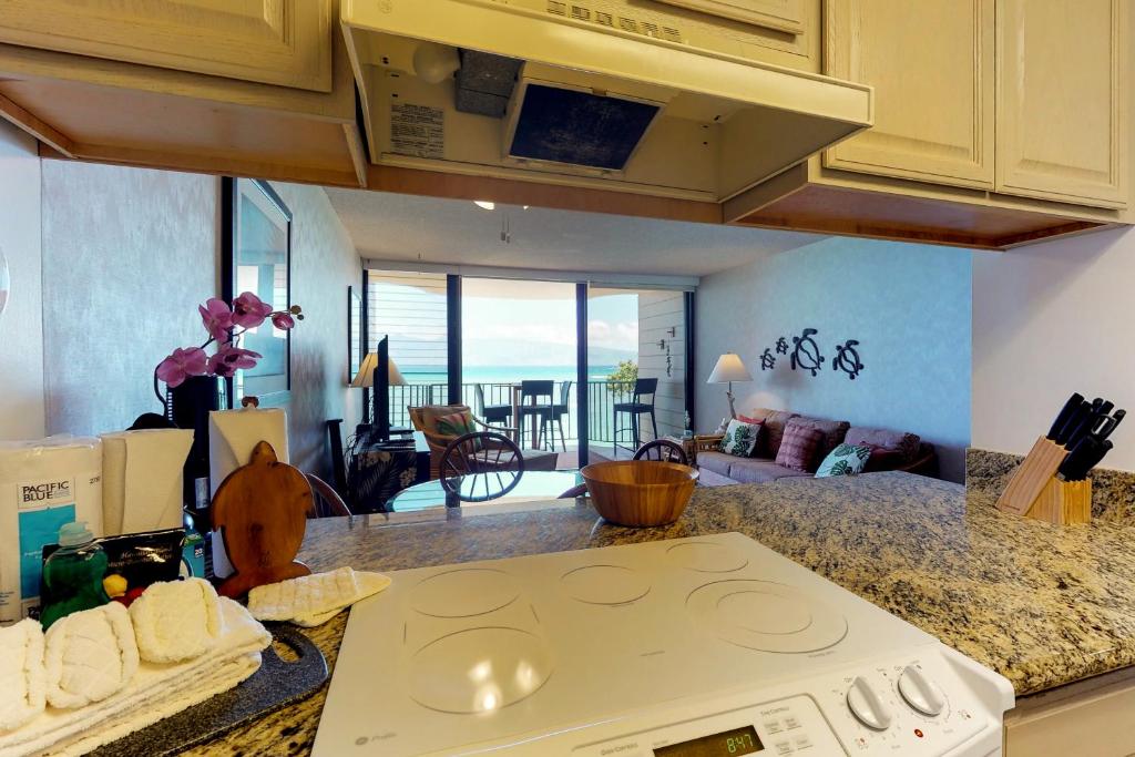 Postel nebo postele na pokoji v ubytování Kahana Reef Oceanfront Condos