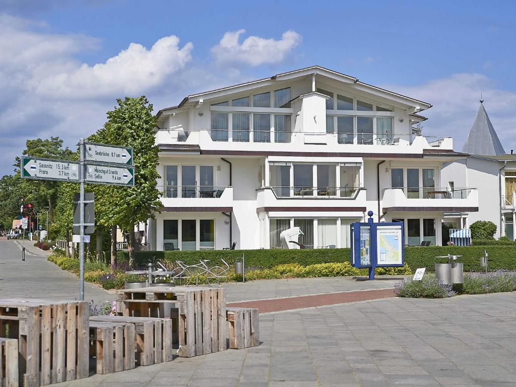 ビンツにあるVilla Schwan in Binz - WG 19b "Mohnblume"の目の前の白い建物