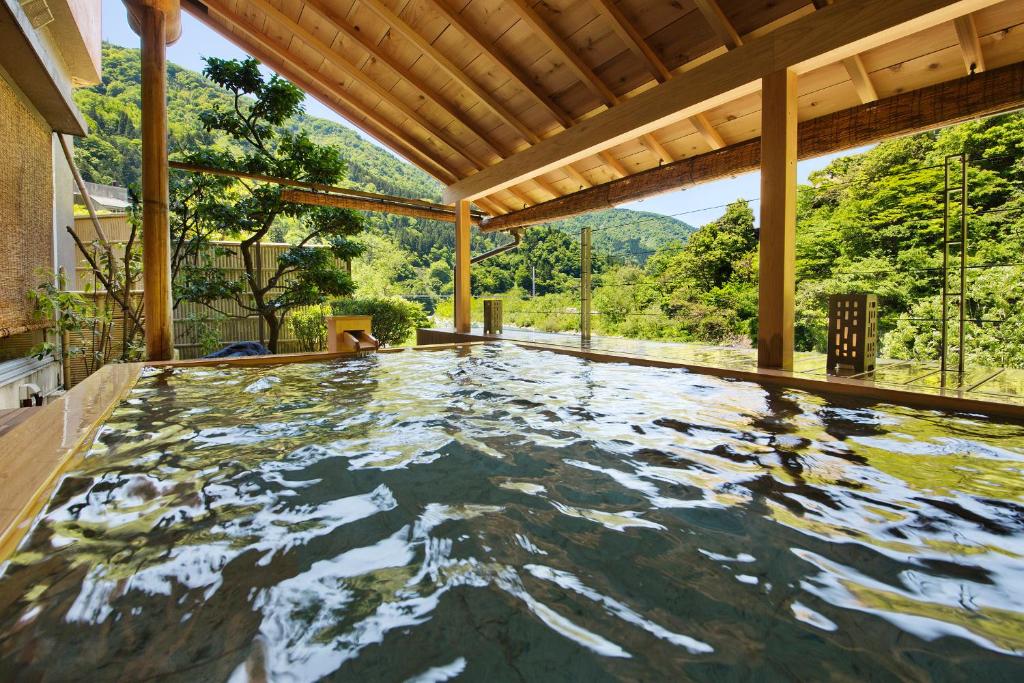 una piscina de agua en medio de una casa en Kurobe UnazukiOnsen Togen, en Kurobe
