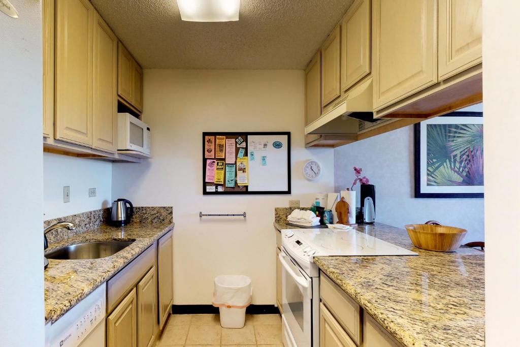 Kuchyň nebo kuchyňský kout v ubytování Kahana Reef Oceanfront Condos