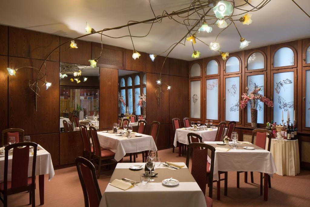 Un restaurante o sitio para comer en Benczur Hotel