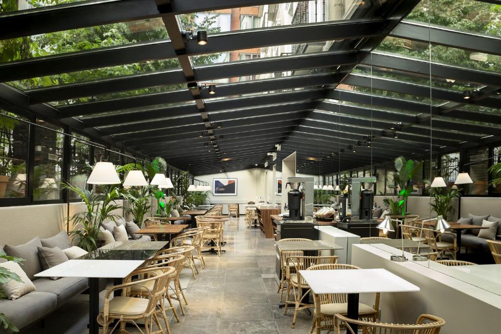 Un restaurante o sitio para comer en ICON Embassy