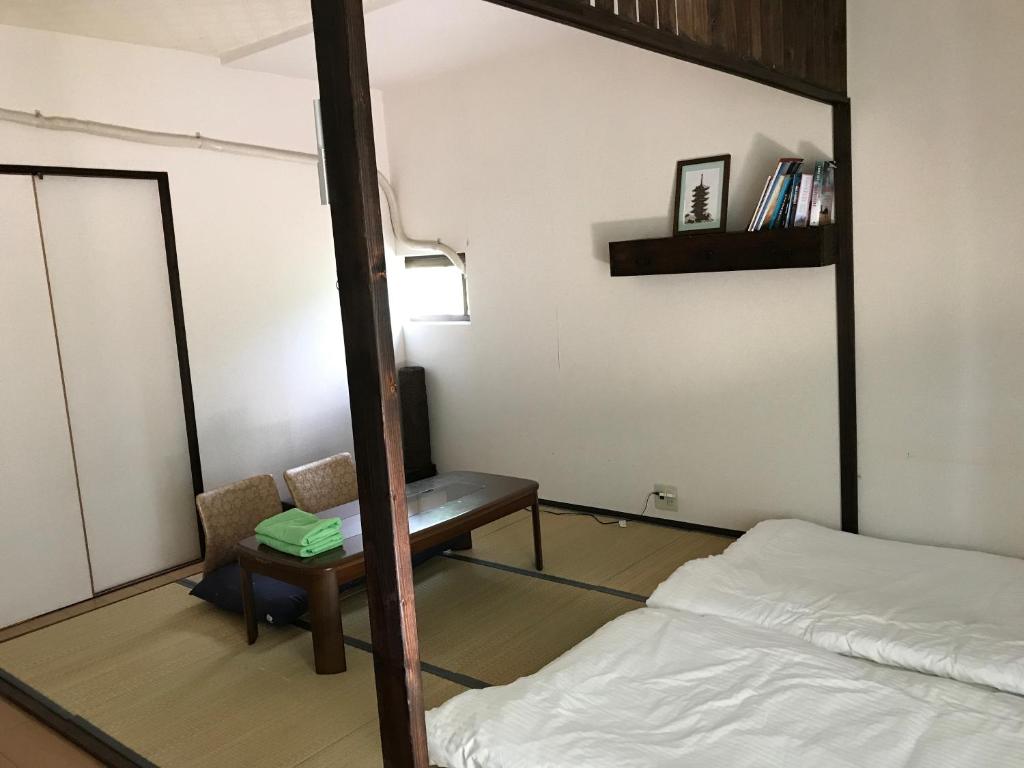 Postel nebo postele na pokoji v ubytování Guest House Hennka Kyoto