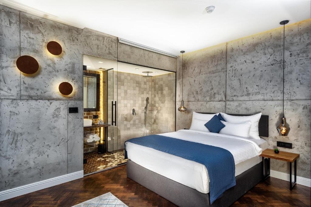 Rúm í herbergi á One Luxury Suites
