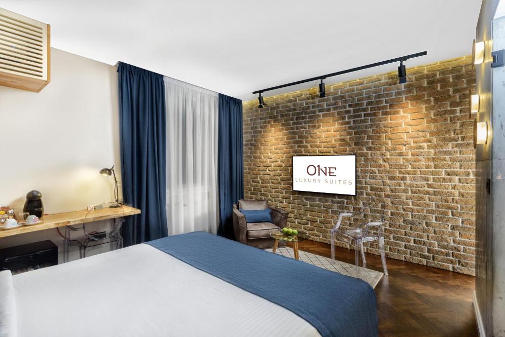Rúm í herbergi á One Luxury Suites