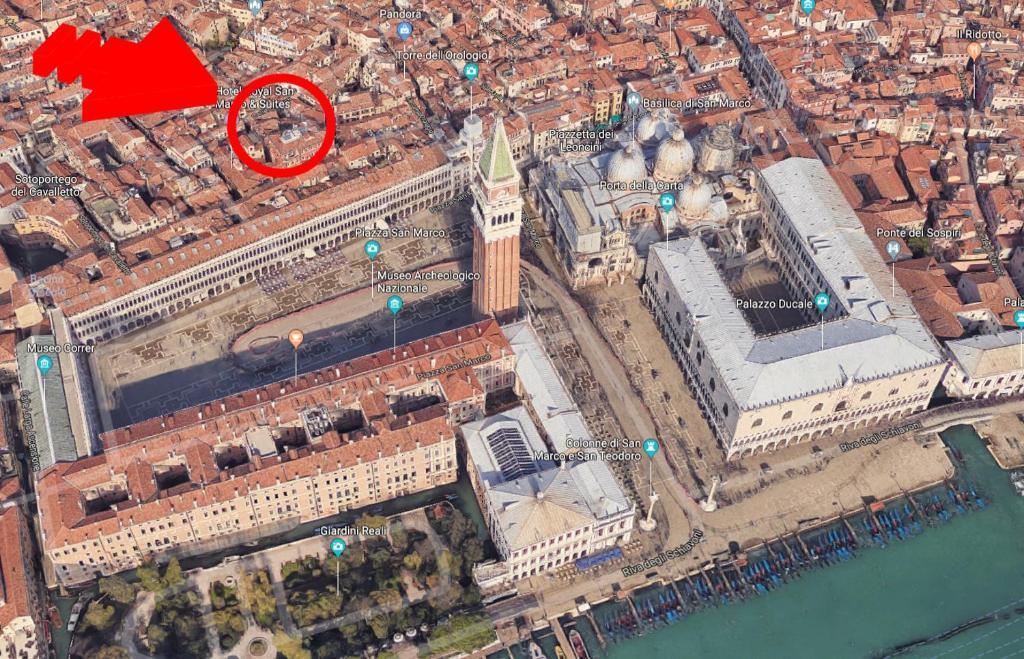 einen Luftblick auf eine Stadt mit einem Uhrturm in der Unterkunft DolceVita Apartments N 426 in Venedig