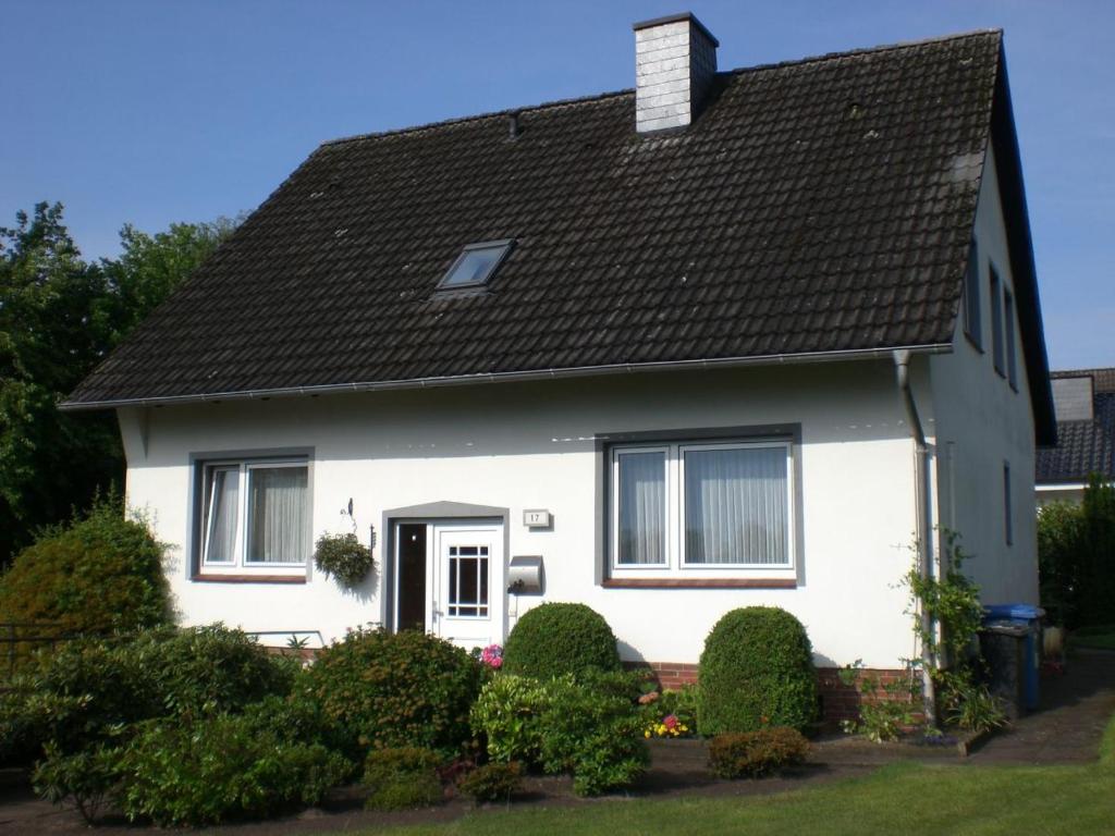 a white house with a black roof at Ferienwohnung Gätcke in Hemmoor