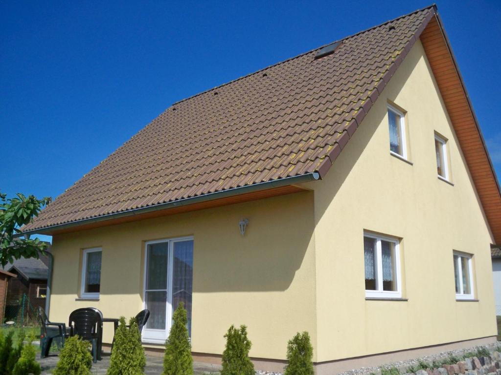 a house with a brown roof at Meereswoge in Bansin
