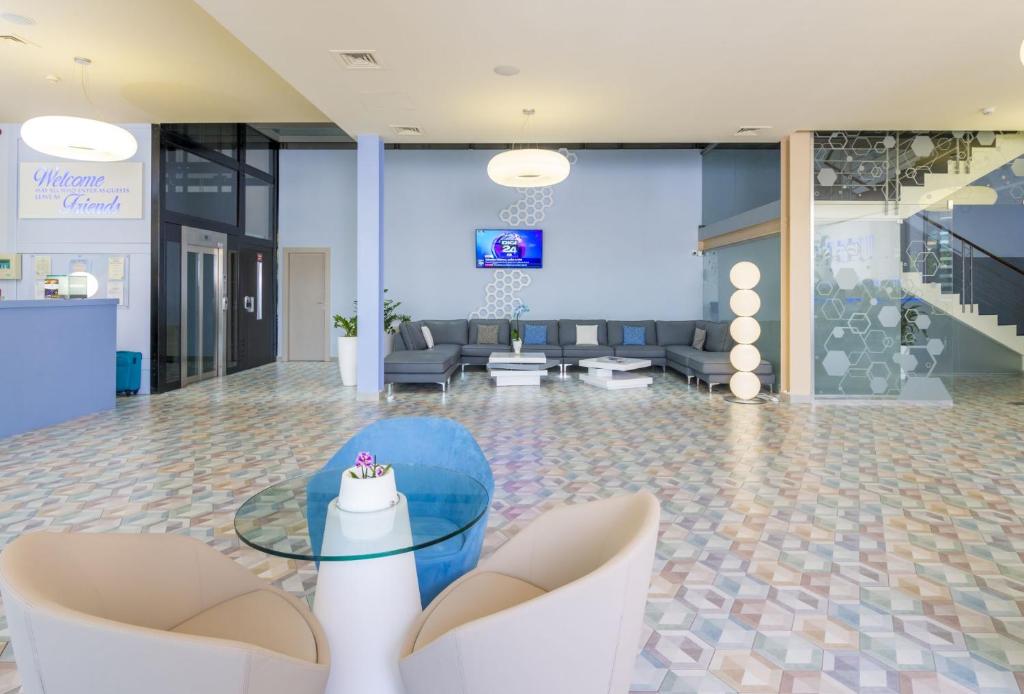 TV a/nebo společenská místnost v ubytování West City Hotel