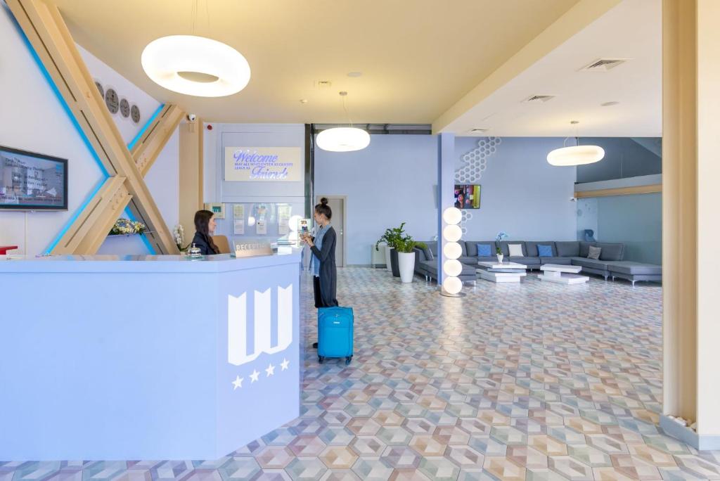 TV a/nebo společenská místnost v ubytování West City Hotel