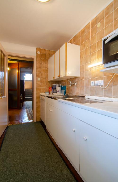 Kuchyň nebo kuchyňský kout v ubytování Apartments and Rooms Banić