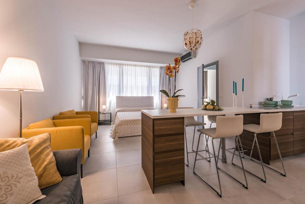 sala de estar con sofá y mesa en una habitación en Le Residenze di Don Nino (Suites & Apartments), en Lecce