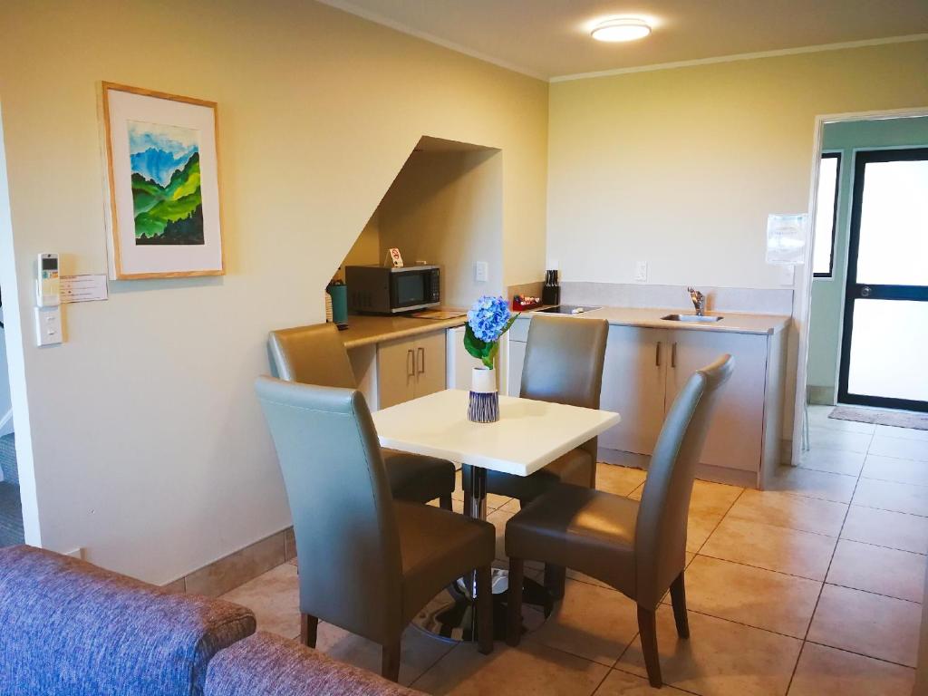 Posezení v ubytování Le Chalet Suisse Motel Taupo