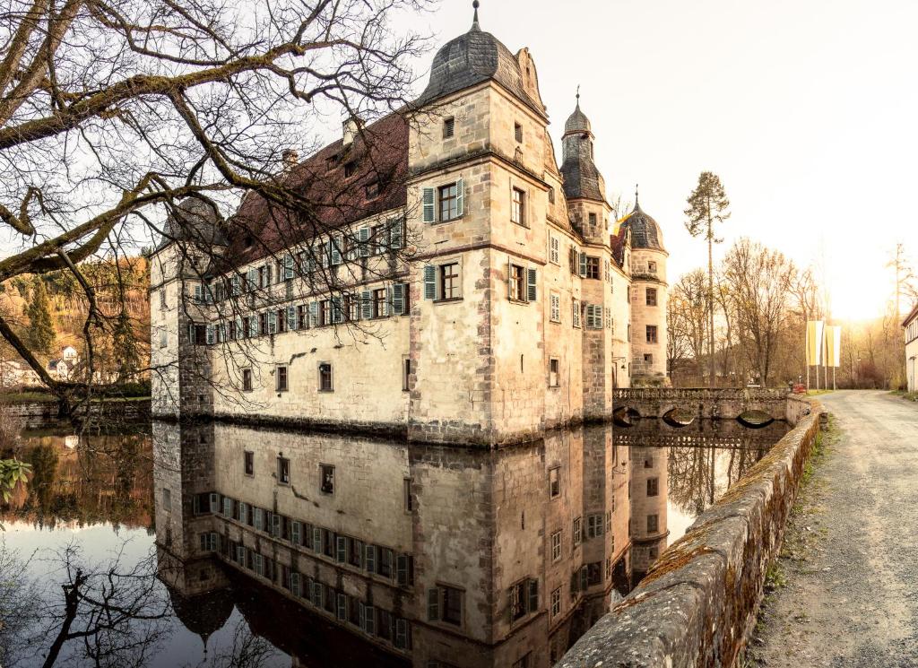 een oud kasteel met zijn reflectie in het water bij Ferienwohnung Mitwitz Kronach Neustadt Coburg - Erholung, Wandern uvm. sehr ruhig gelegen in Mitwitz