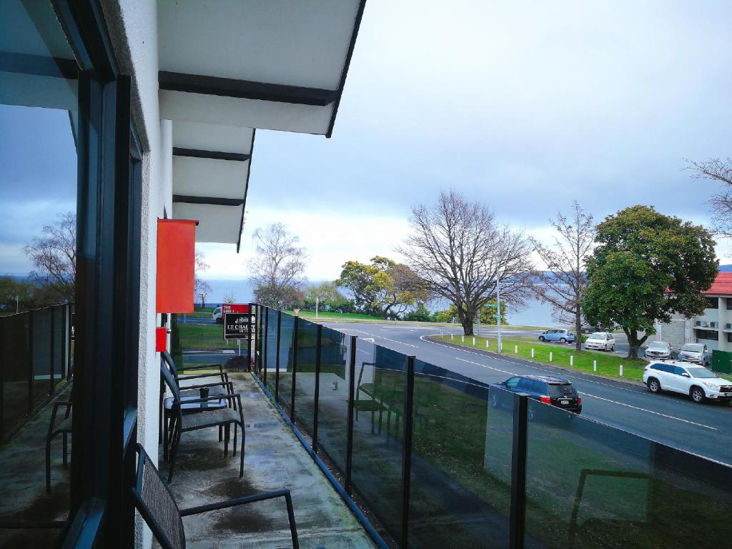 Balkón nebo terasa v ubytování Le Chalet Suisse Motel Taupo