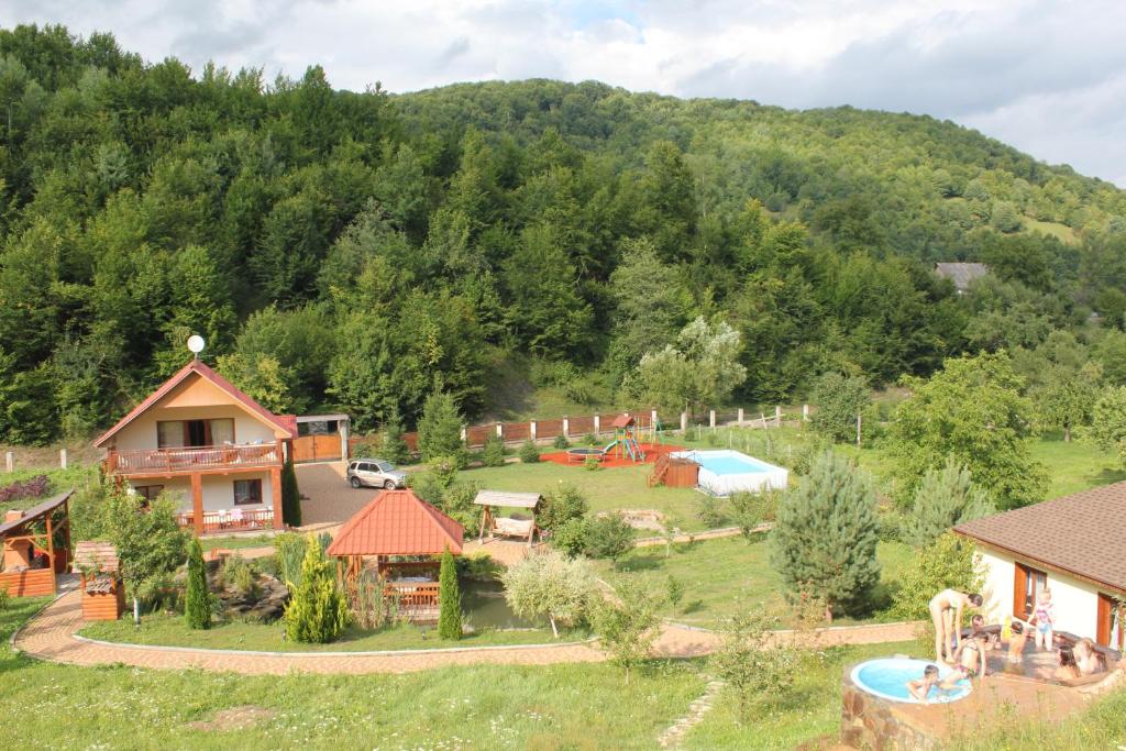 uma vista aérea de uma casa com um parque infantil em Svit Sontsya em Turʼya Polyana