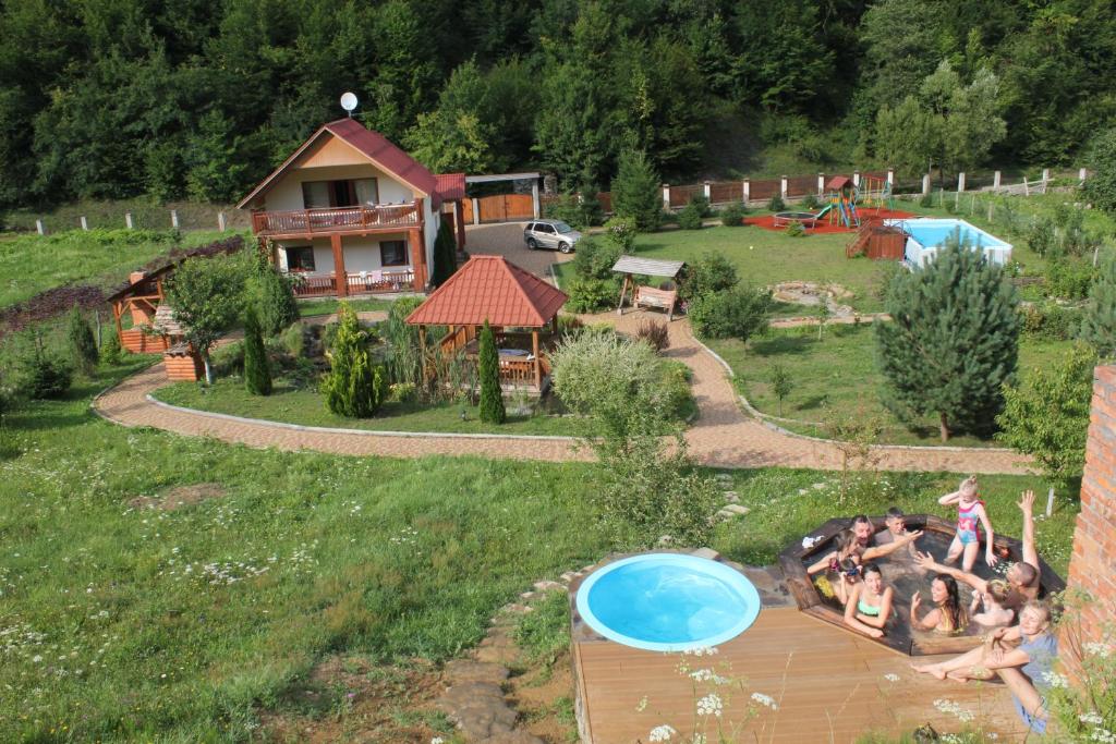 Utsikt &ouml;ver poolen vid Svit Sontsya eller i n&auml;rheten