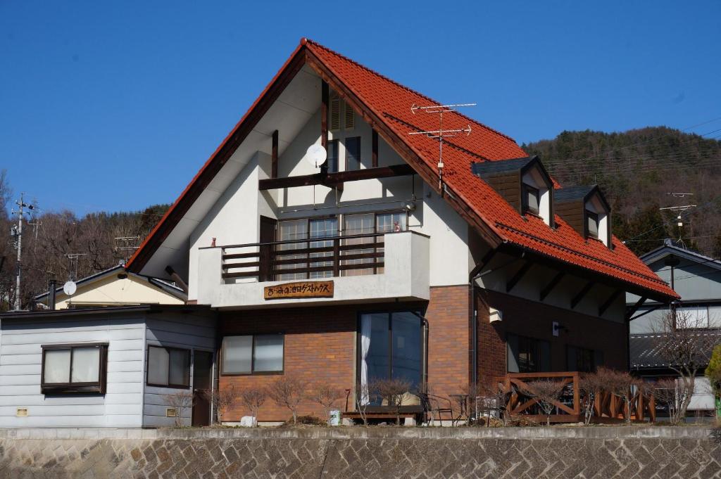 安曇野市にあるあづみの池田ゲストハウスの赤屋根の家
