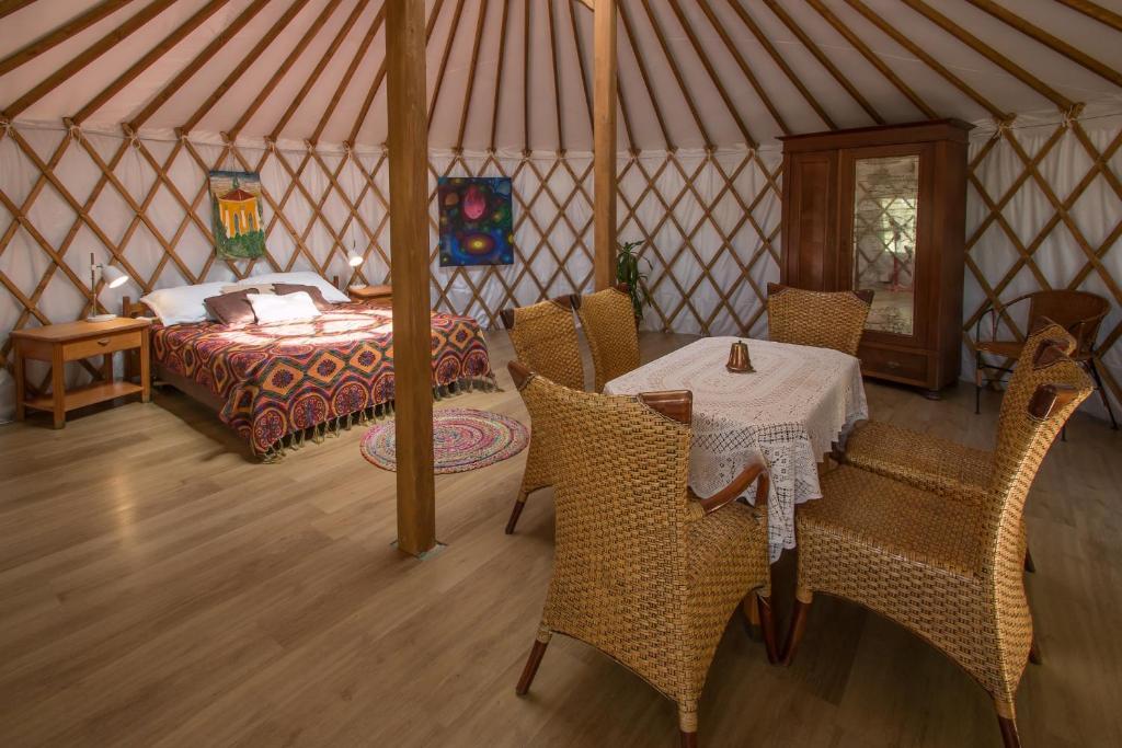Postel nebo postele na pokoji v ubytování Glamping Podgrodzie