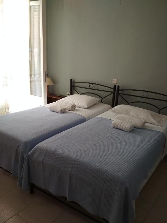 Postel nebo postele na pokoji v ubytování Konstantina Studios