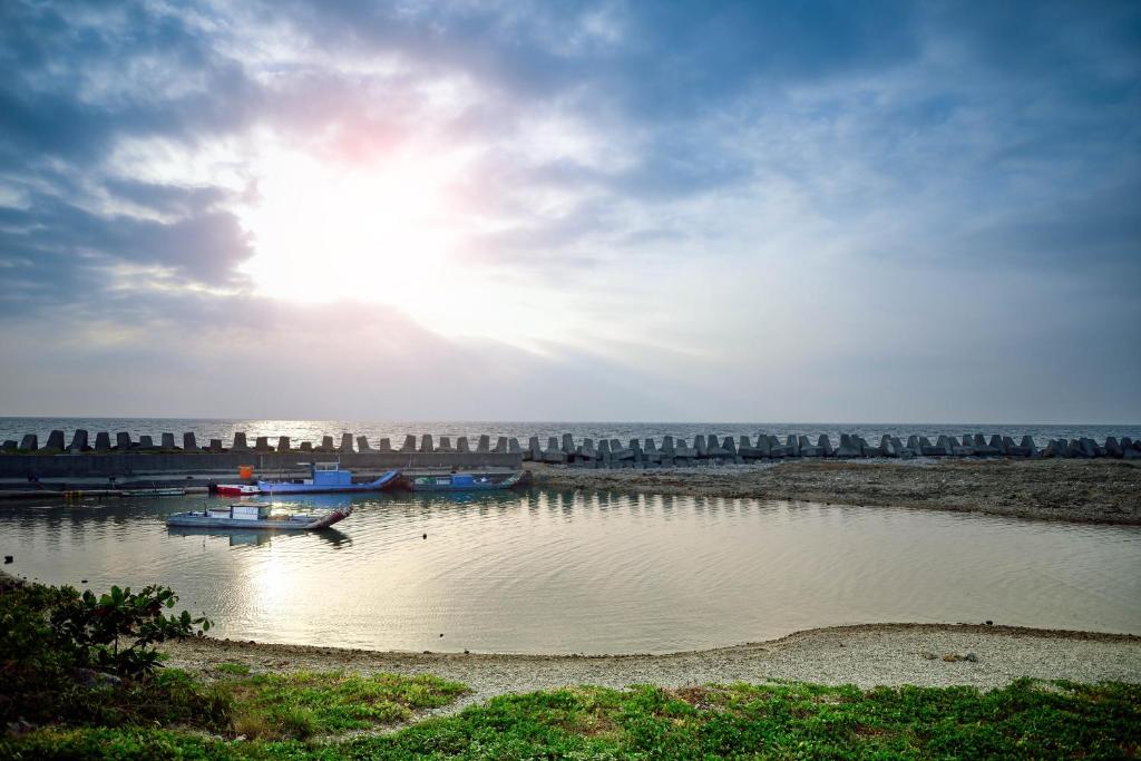 a group of boats sitting in a body of water at 墾丁 住在Zhuzai in Checheng