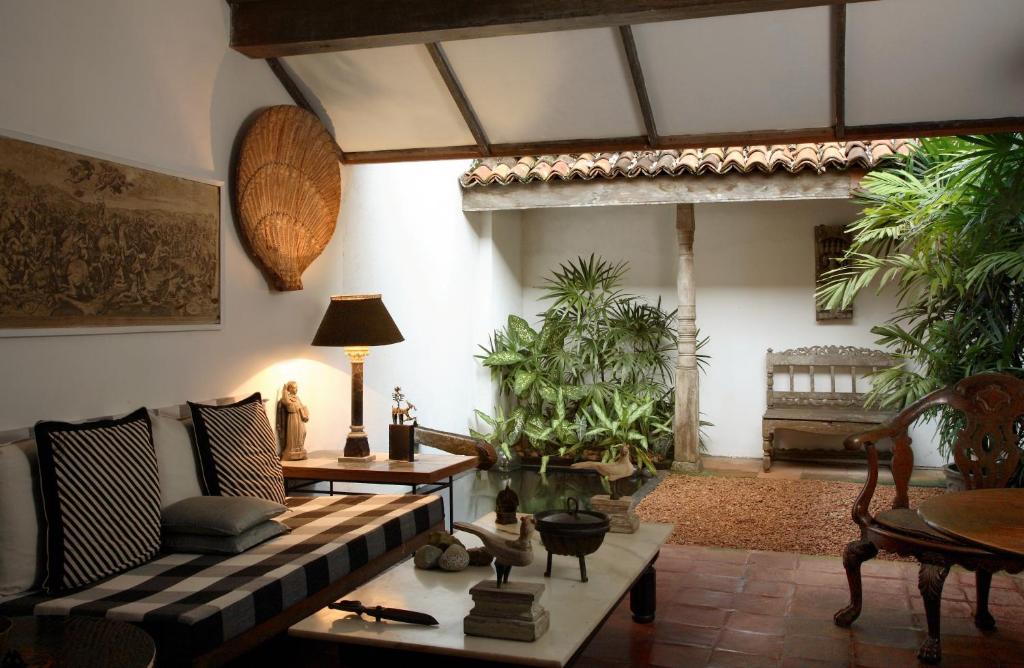 uma sala de estar com um sofá e uma mesa em Geoffrey Bawa's Home Number 11 em Colombo