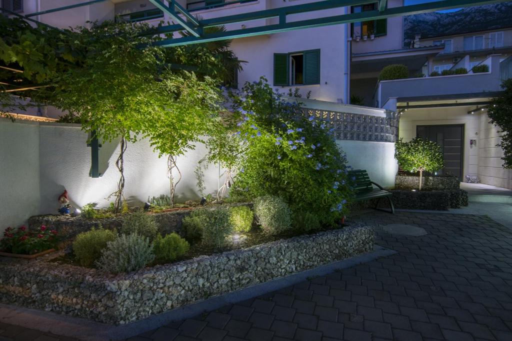 Vonkajšia záhrada v ubytovaní Vidoš apartments