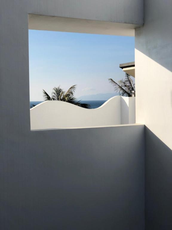 a room with a view of the ocean and palm trees at 墾丁 住在Zhuzai in Checheng
