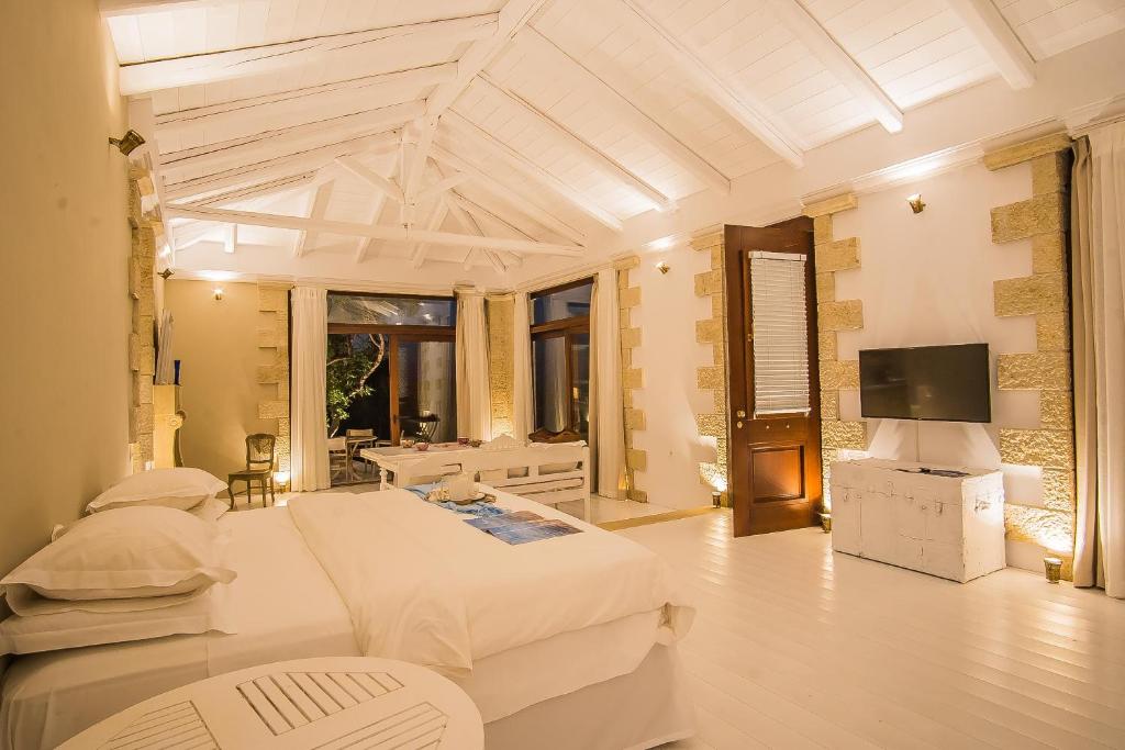 マリアにあるIcons Sea of Creteのベッドとテレビが備わる広い客室です。