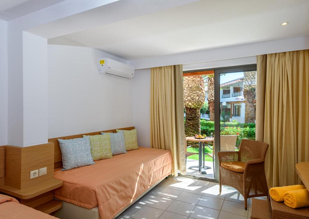 Postel nebo postele na pokoji v ubytování Annabelle Beach Resort