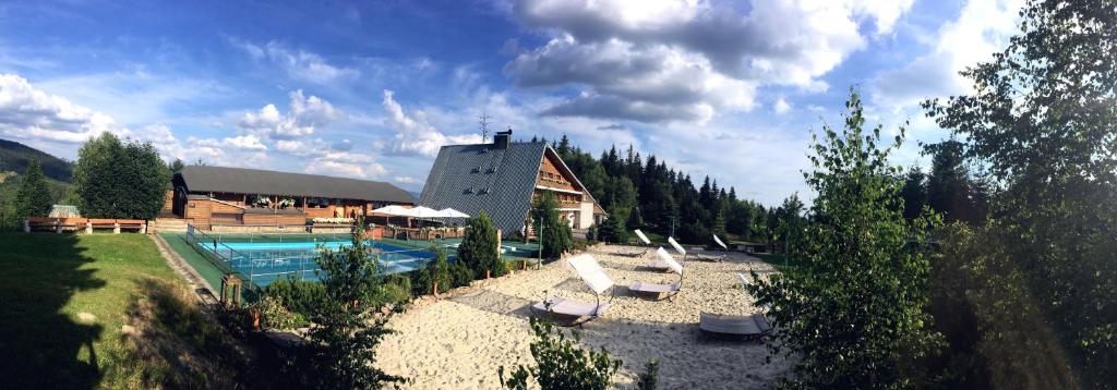 un complejo con piscina y un edificio en Wellness Hotel Bahenec, en Bahenec