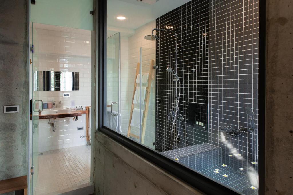 a bathroom with a shower and a glass window at 墾丁 住在Zhuzai in Checheng