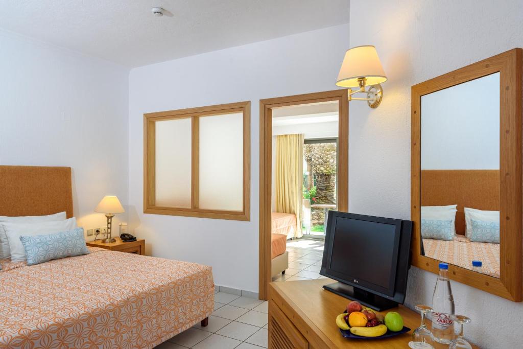 TV a/nebo společenská místnost v ubytování Annabelle Beach Resort