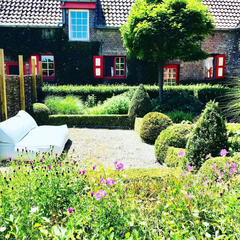 a garden with a white couch in front of a house at Domaine 10 in Schore