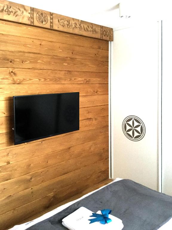 Televízia a/alebo spoločenská miestnosť v ubytovaní Polana Szymoszkowa Ski Resort- Koliba