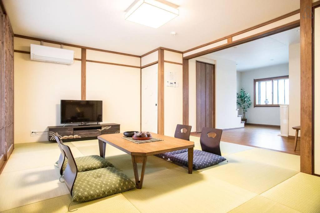 京都市にあるTsurui Goshonishi 鶴居御所西のリビングルーム(木製テーブル、椅子付)