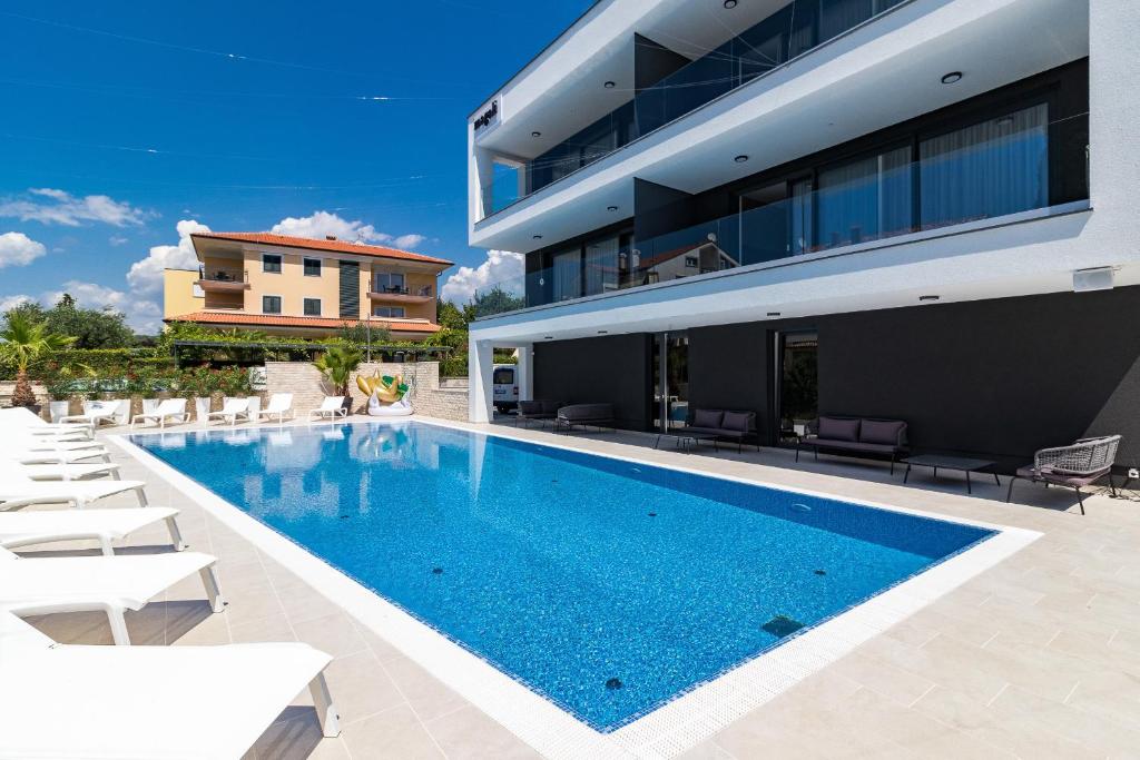 een buitenuitzicht op een villa met een zwembad bij Luxury Apartments Magali 3 in Rovinj