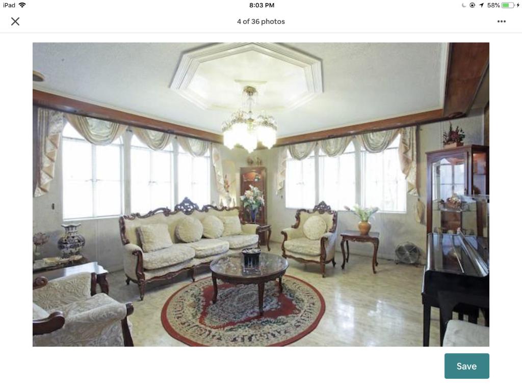 Ruang duduk di Big House in Quezon City