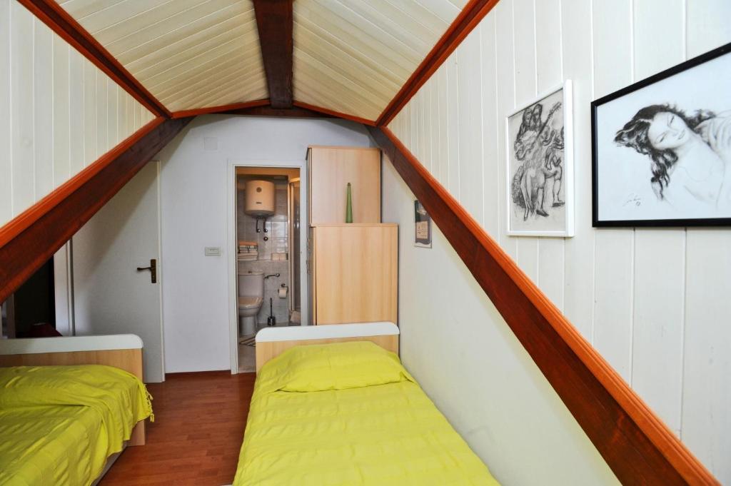 Habitación pequeña con cama en habitación en Apartment Maja, en Dubrovnik
