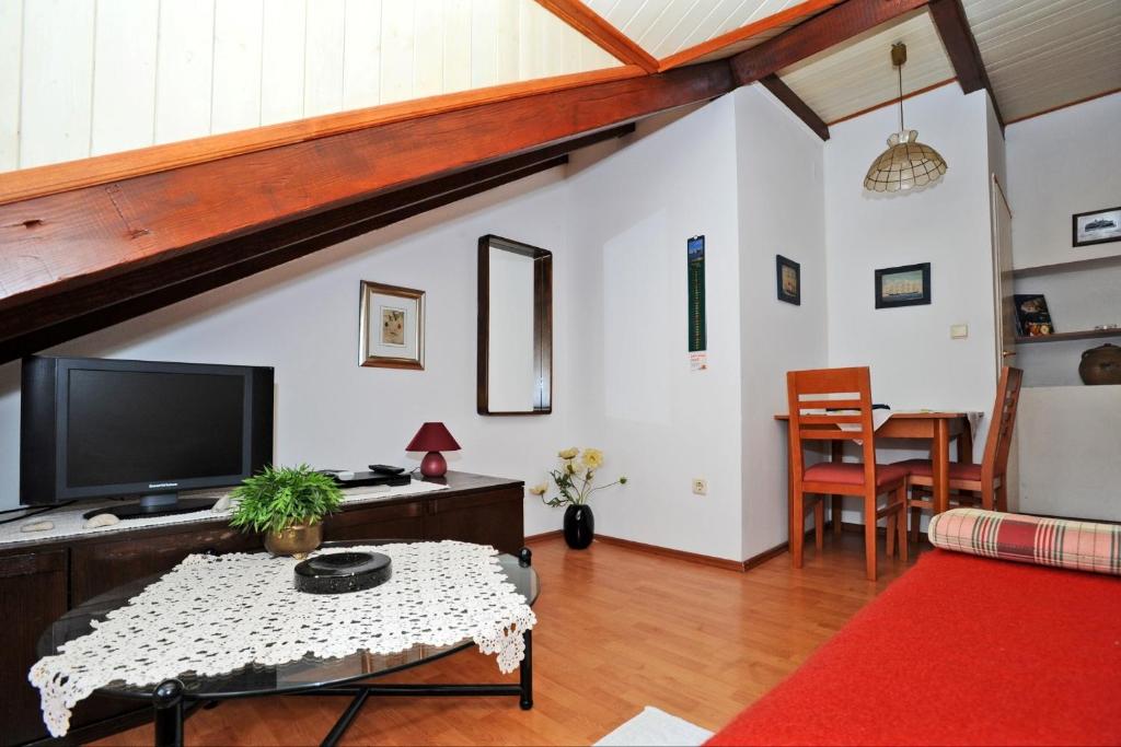 TV a/nebo společenská místnost v ubytování Apartment Maja
