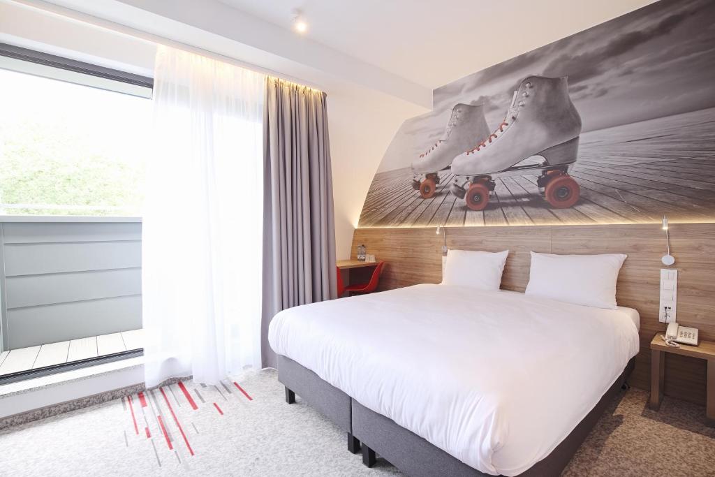 sypialnia z łóżkiem z rolkami na ścianie w obiekcie Active Hotel we Wrocławiu